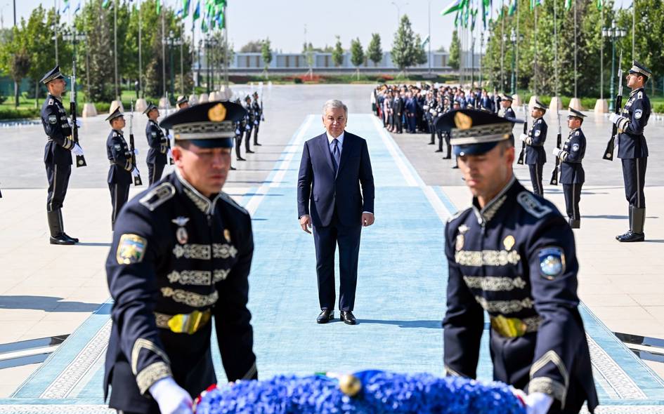Шавкат Мирзиёев Мустақиллик монументи пойига гул қўйди
